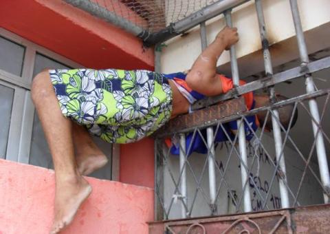 Preso fica entalado em grade ao tentar fugir de cela. Veja fotos